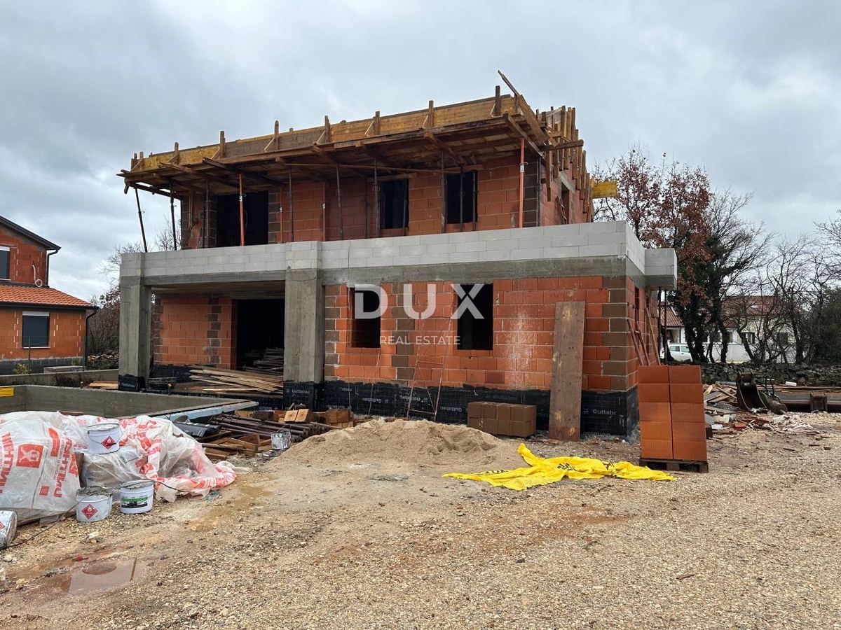 ISTRIA, PARENZO - Casa in costruzione con piscina nella zona