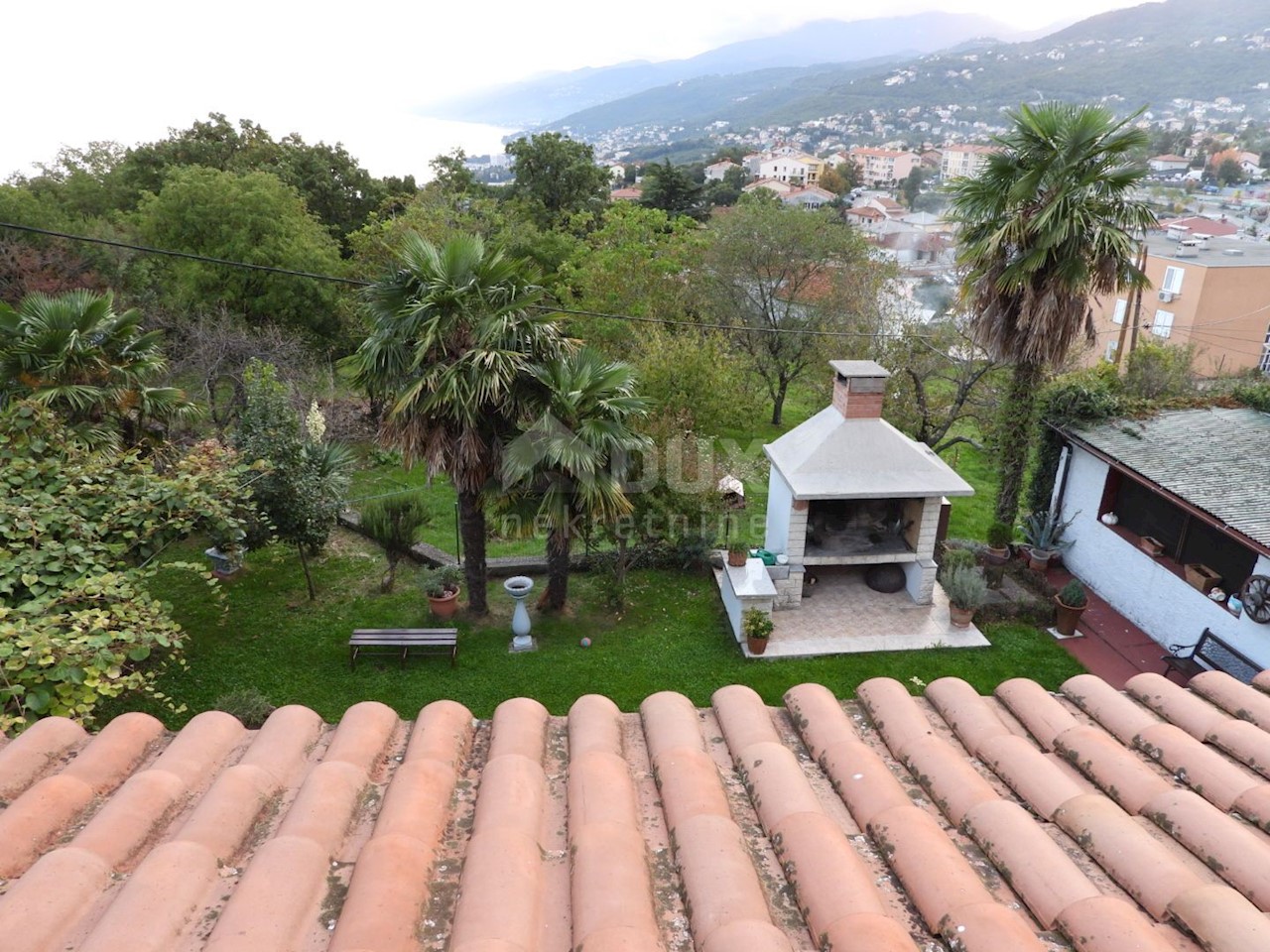 OPATIJA, MATULJI - casa 300m2 con un appartamento a due piani e due appartamenti su un grande terreno di 710m2