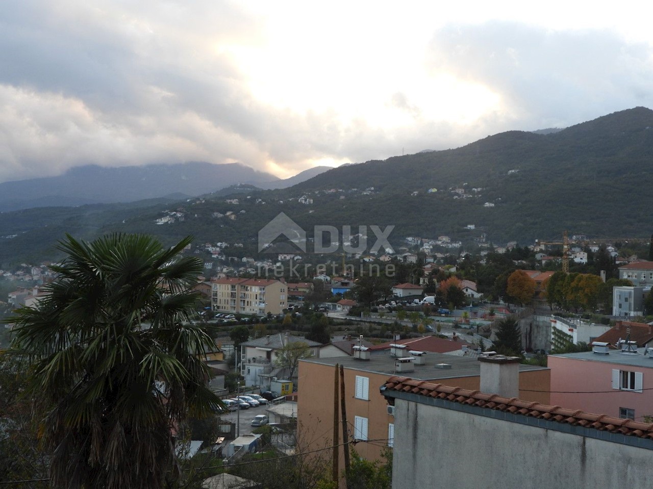 OPATIJA, MATULJI - casa 300m2 con un appartamento a due piani e due appartamenti su un grande terreno di 710m2