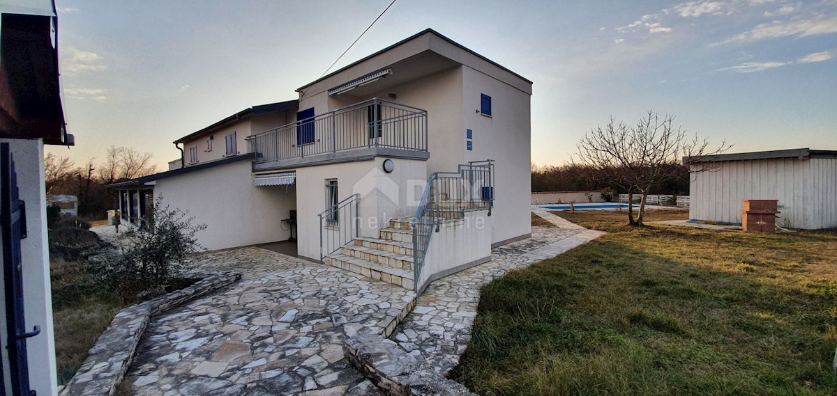 ISTRIA, LABIN - Casa con piscina in posizione tranquilla immersa nel verde