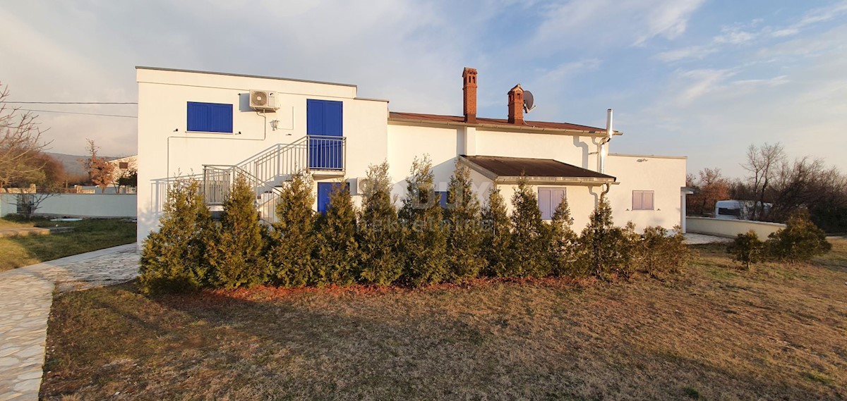 ISTRIA, LABIN - Casa con piscina in posizione tranquilla immersa nel verde