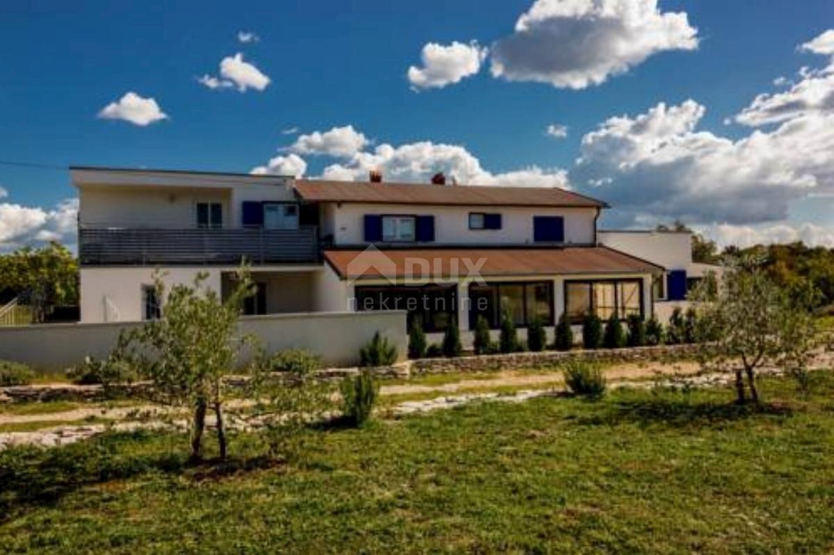 ISTRIA, LABIN - Casa con piscina in posizione tranquilla immersa nel verde