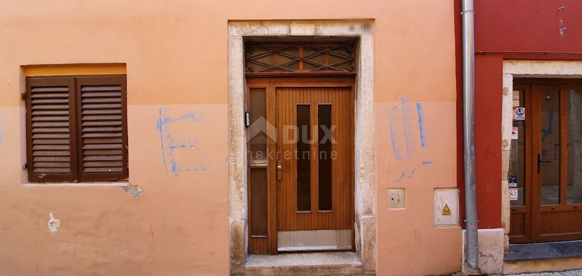 ISTRIA, ROVINJ - Casa da ristrutturare nel centro storico, a 30 metri dal mare