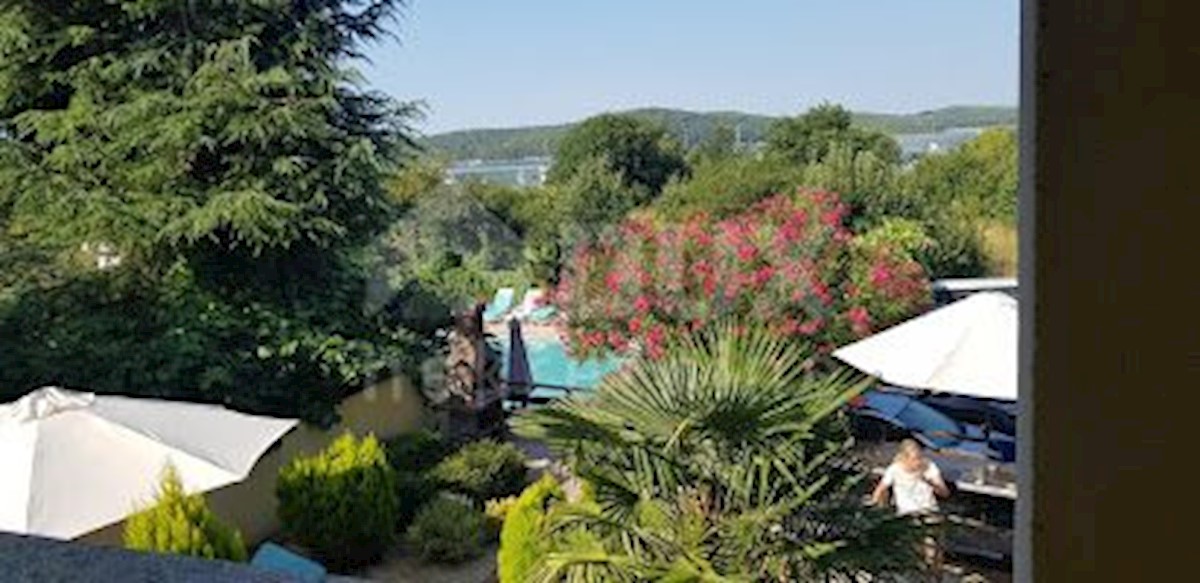 ISTRIA - MEDULIN, casa con più appartamenti e piscina a 300 m dal mare