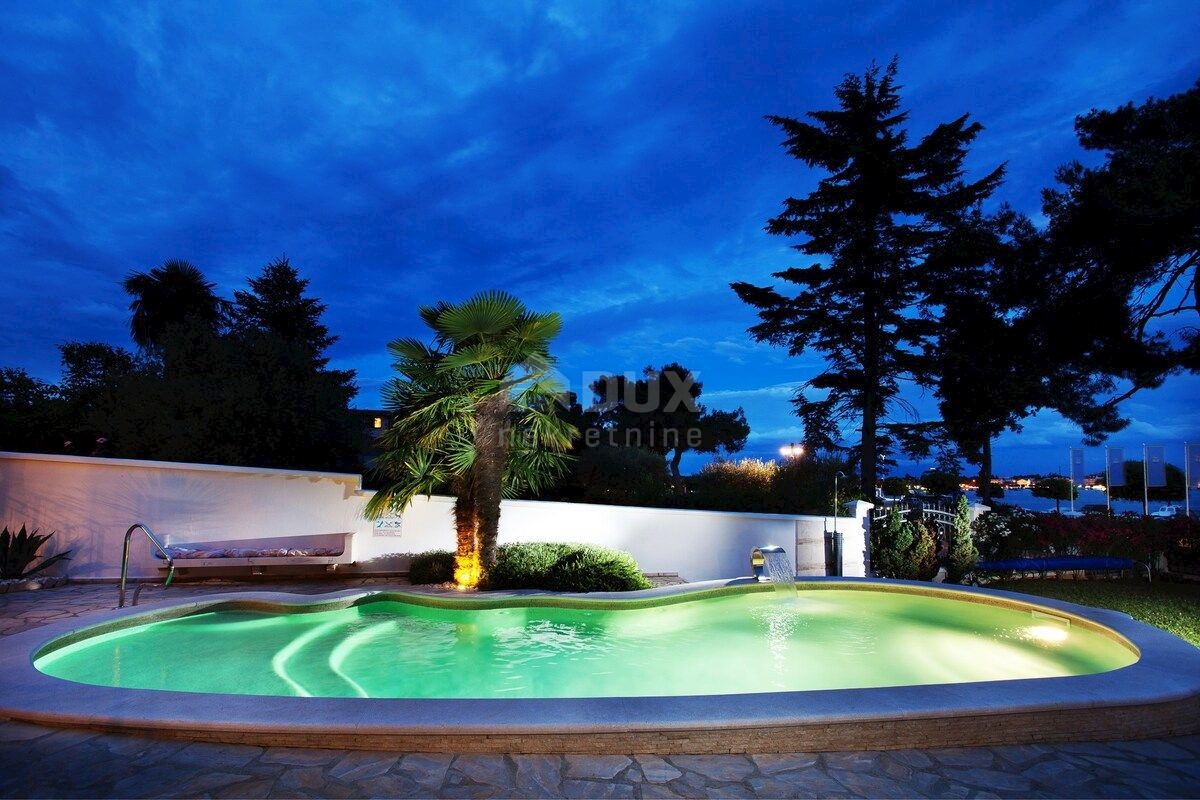 ISTRIA, UMAG - Villa unica con piscina, prima fila sul mare