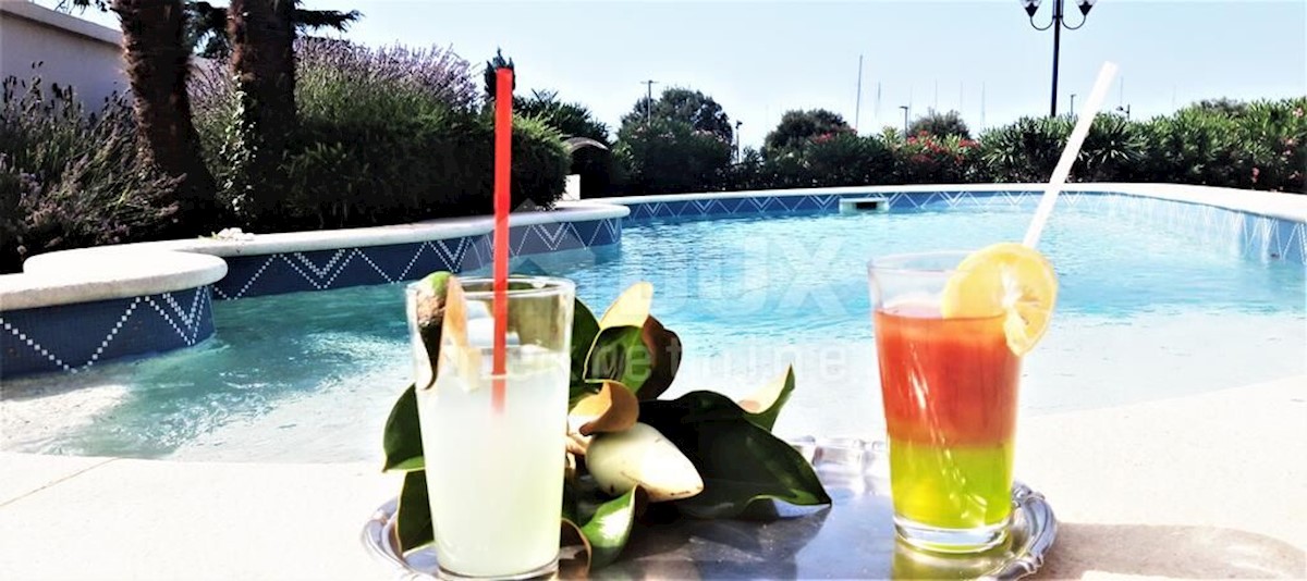 ISTRIA, UMAG - Villa unica con piscina, prima fila sul mare