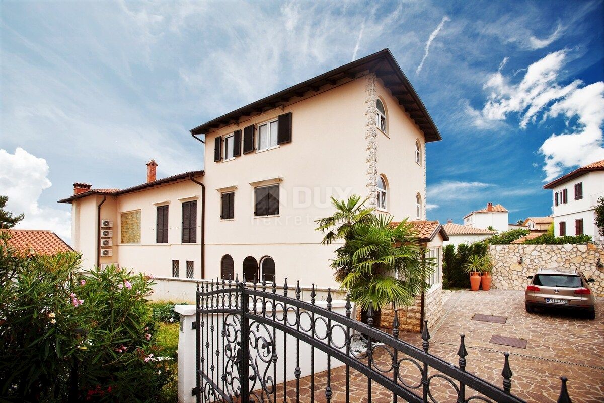 ISTRIA, UMAG - Villa unica con piscina, prima fila sul mare