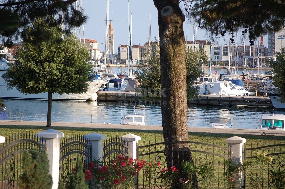 ISTRIA, UMAG - Villa unica con piscina, prima fila sul mare