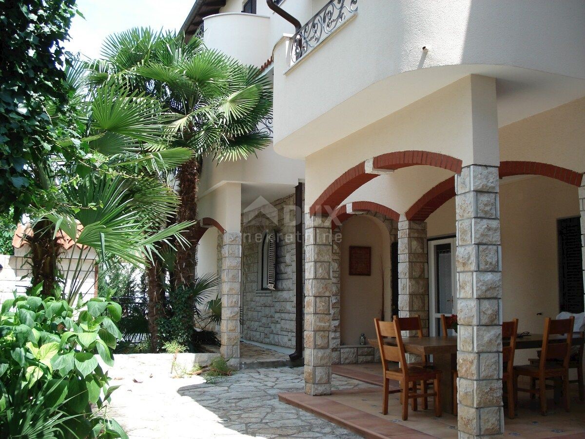 ISTRIA, UMAG - Villa unica con piscina, prima fila sul mare