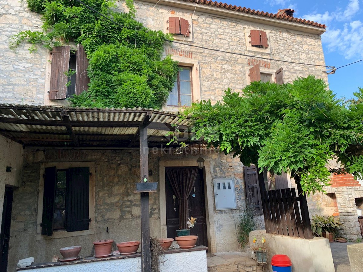 ISTRIA, MEDULIN Casa istriana con cortile da ristrutturare - A 400 m DALLA SPIAGGIA!!