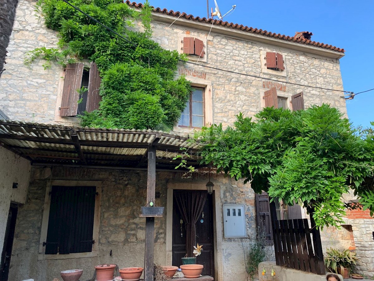 ISTRIA, MEDULIN Casa istriana con cortile da ristrutturare - A 400 m DALLA SPIAGGIA!!