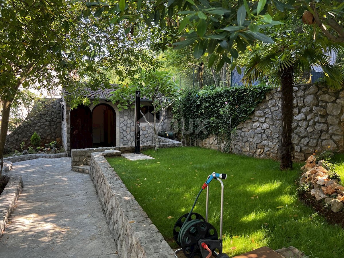 ISOLA DI KRK, PORAT - Casa indipendente con ampio giardino