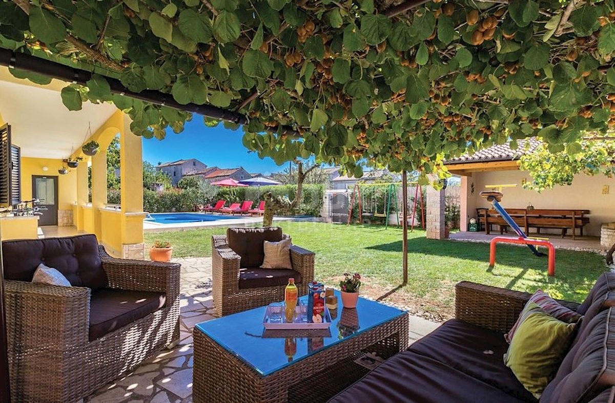 ISTRIA, SVETVINČENAT - Due case, piscina e terreno edificabile