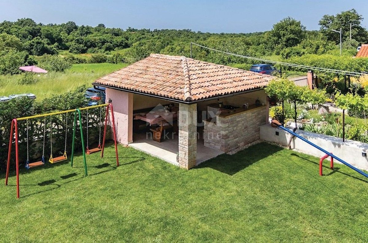 ISTRIA, SVETVINČENAT - Due case, piscina e terreno edificabile