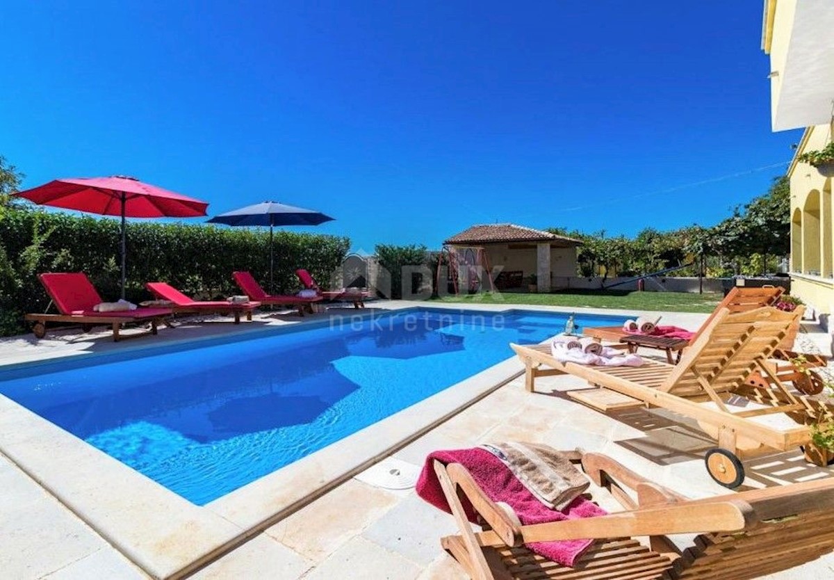 ISTRIA, SVETVINČENAT - Due case, piscina e terreno edificabile
