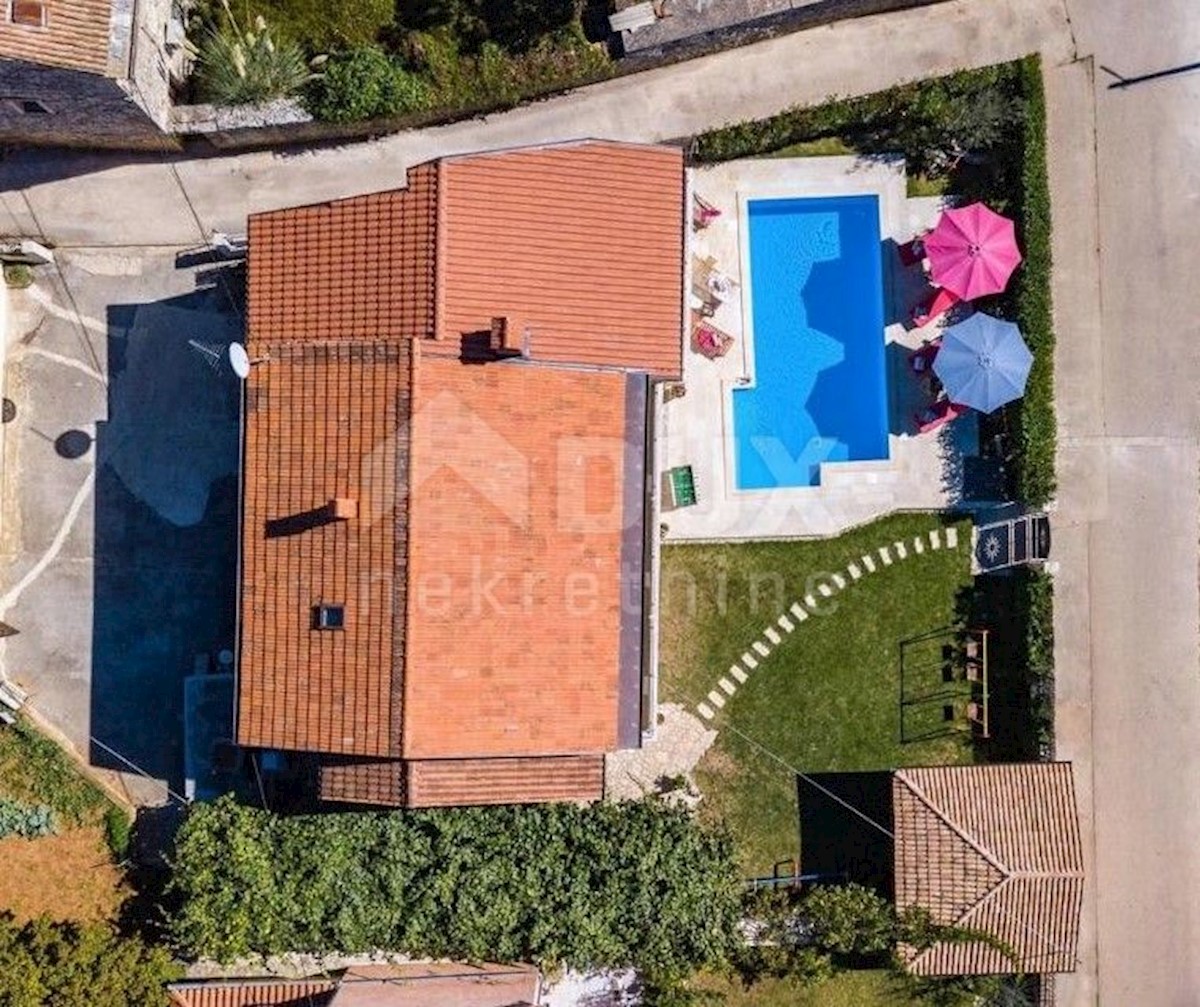 ISTRIA, SVETVINČENAT - Due case, piscina e terreno edificabile