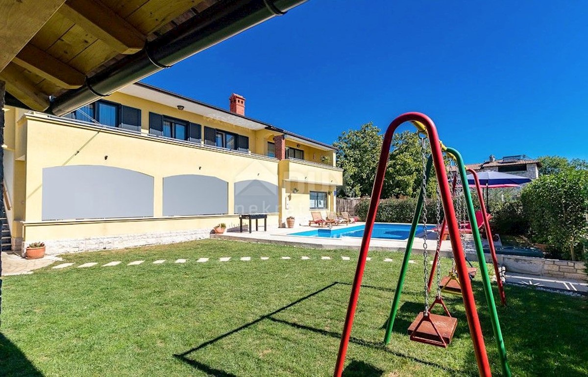 ISTRIA, SVETVINČENAT - Due case, piscina e terreno edificabile