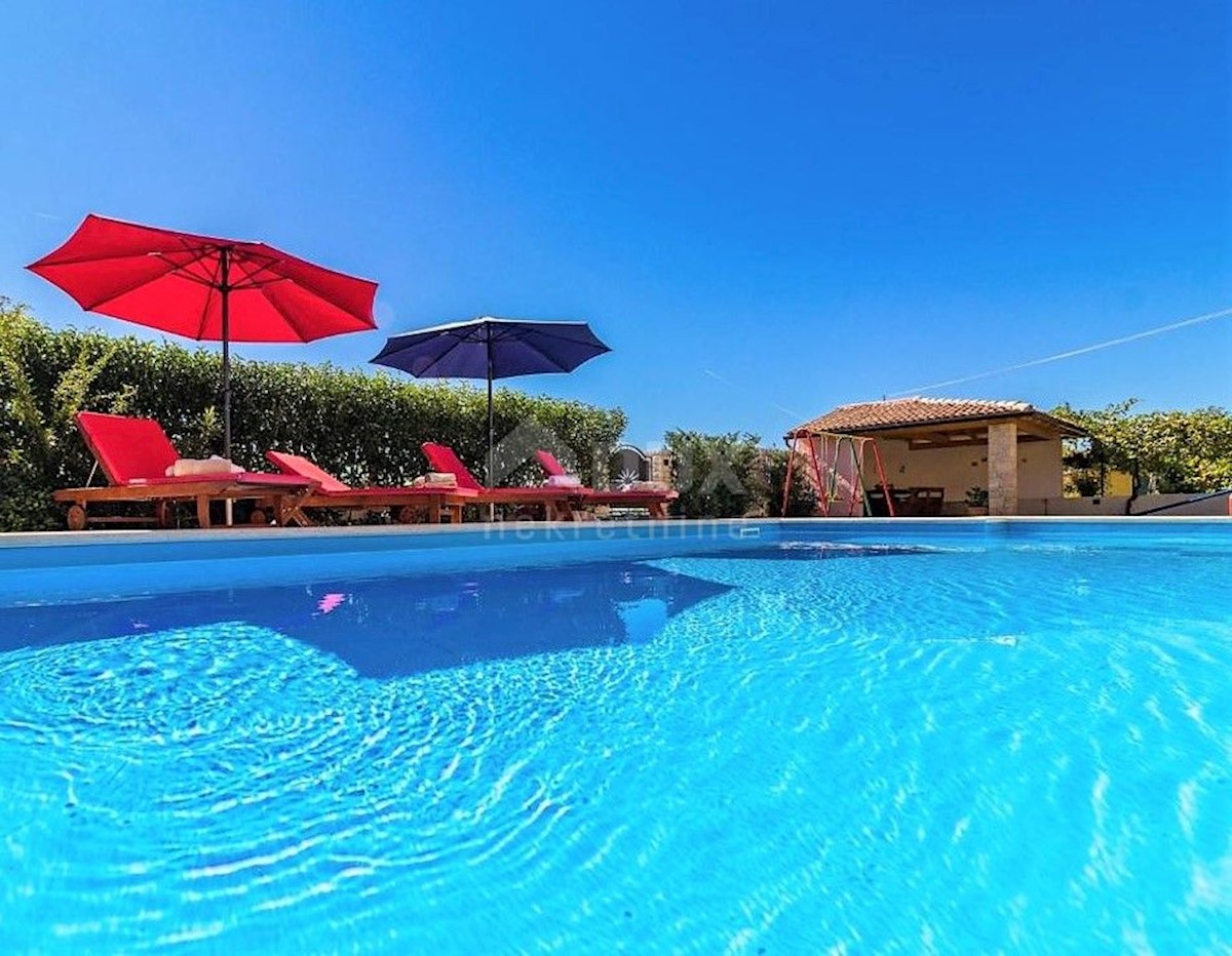 ISTRIA, SVETVINČENAT - Due case, piscina e terreno edificabile