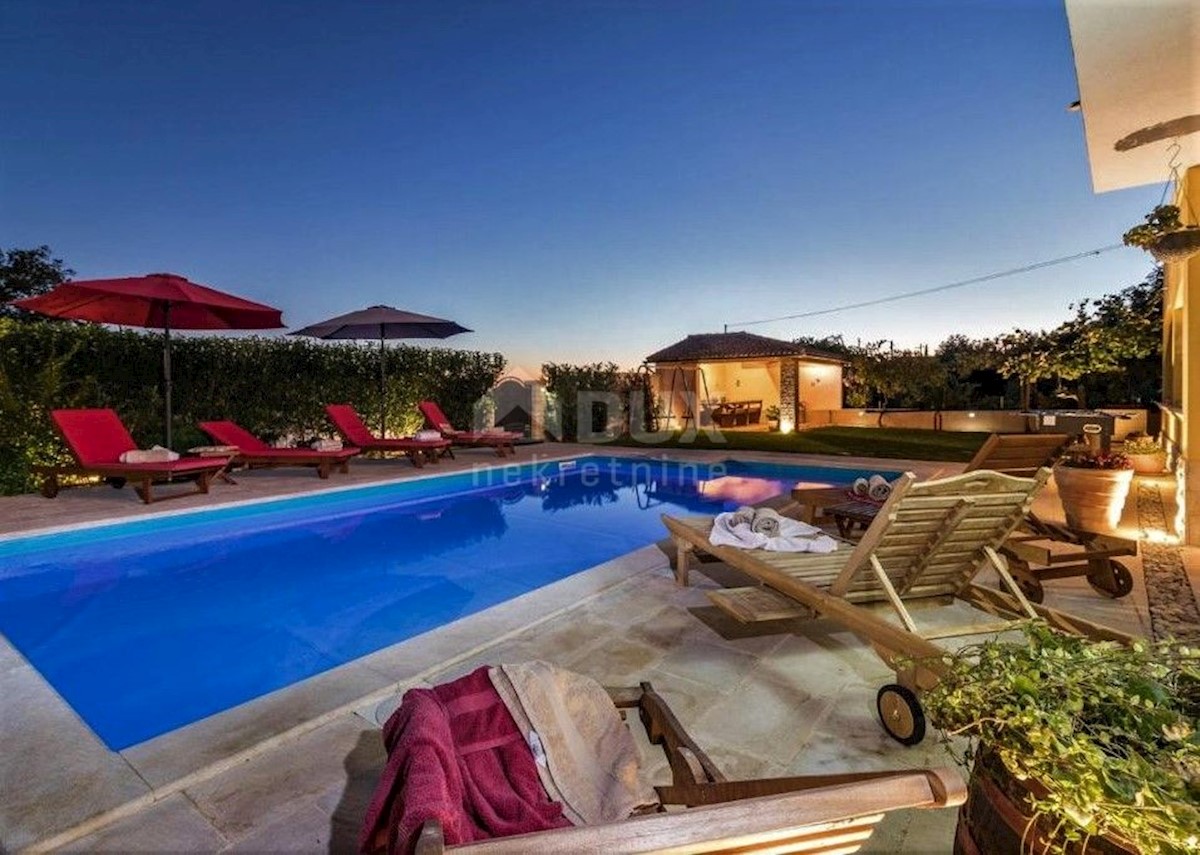 ISTRIA, SVETVINČENAT - Due case, piscina e terreno edificabile