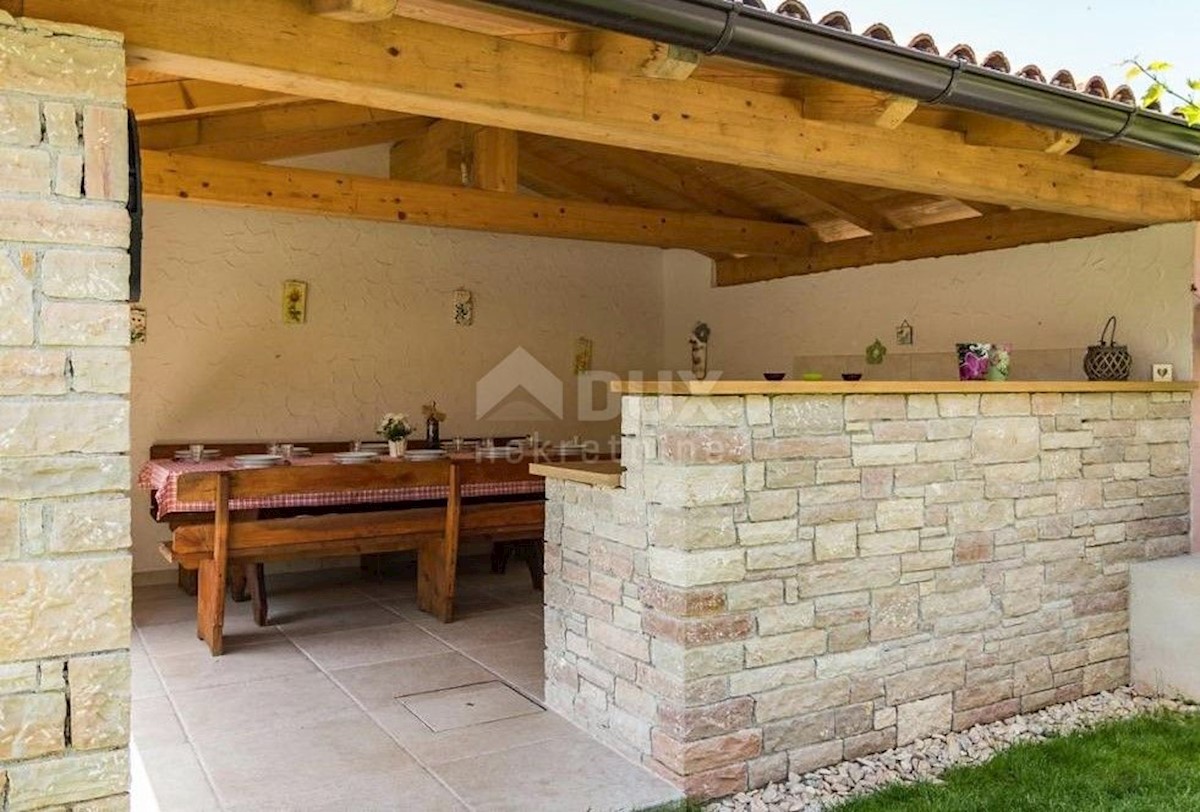 ISTRIA, SVETVINČENAT - Due case, piscina e terreno edificabile