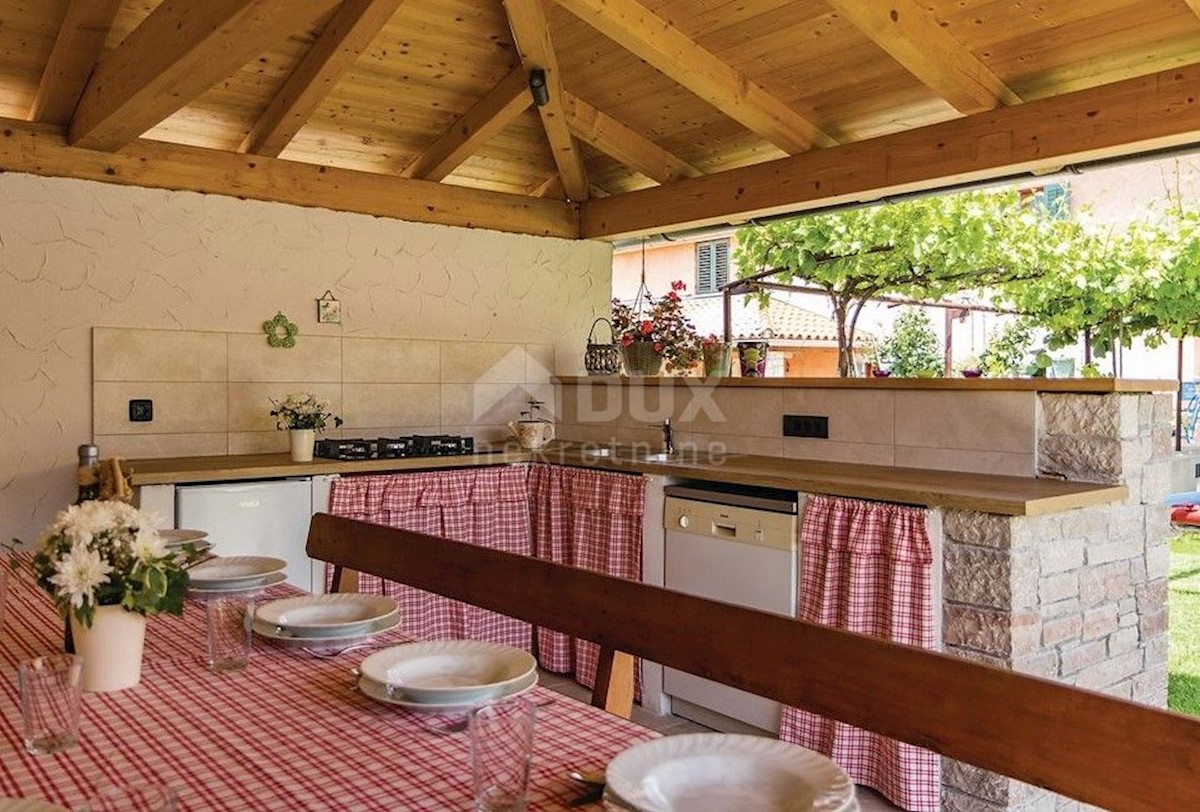ISTRIA, SVETVINČENAT - Due case, piscina e terreno edificabile