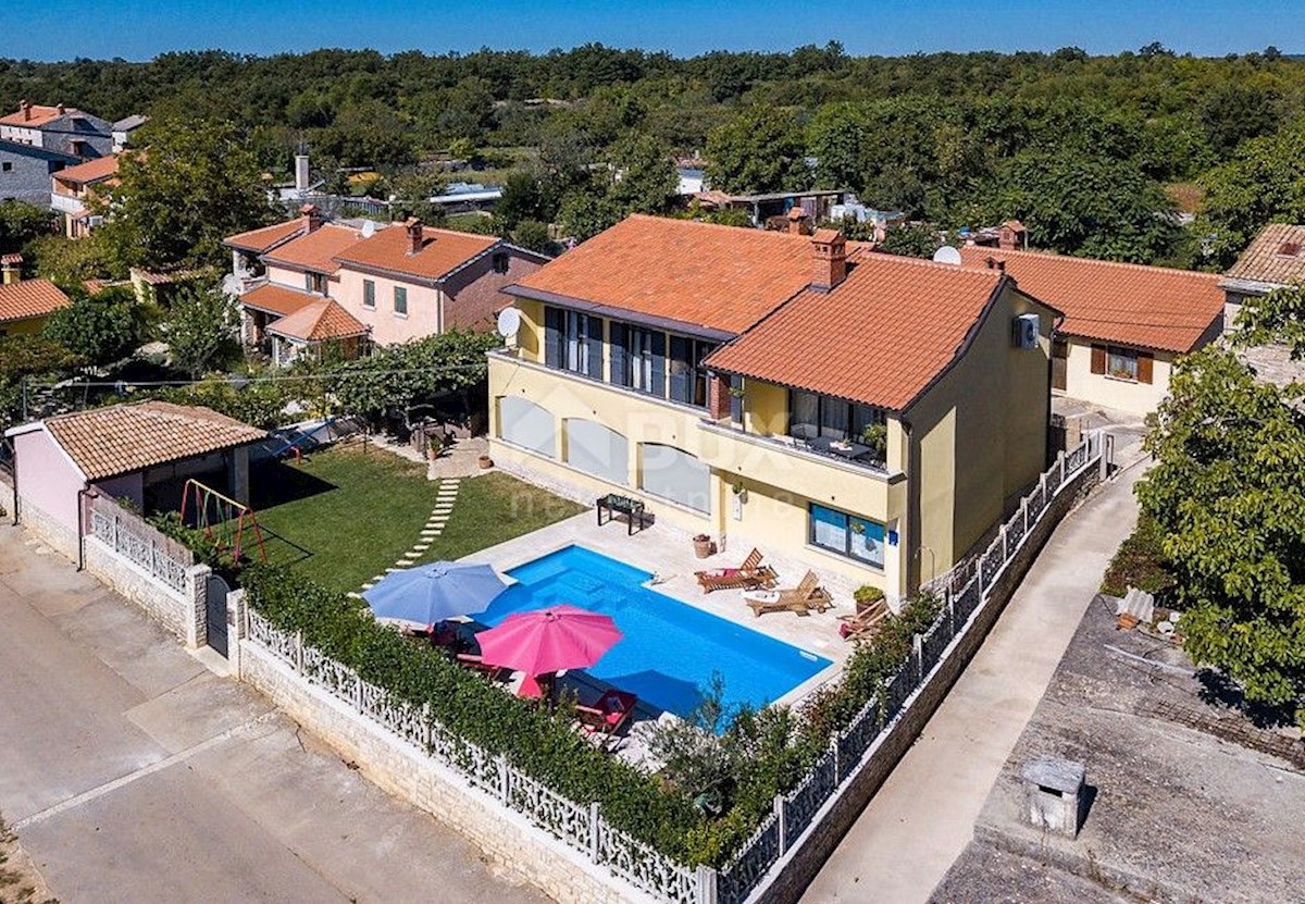 ISTRIA, SVETVINČENAT - Due case, piscina e terreno edificabile