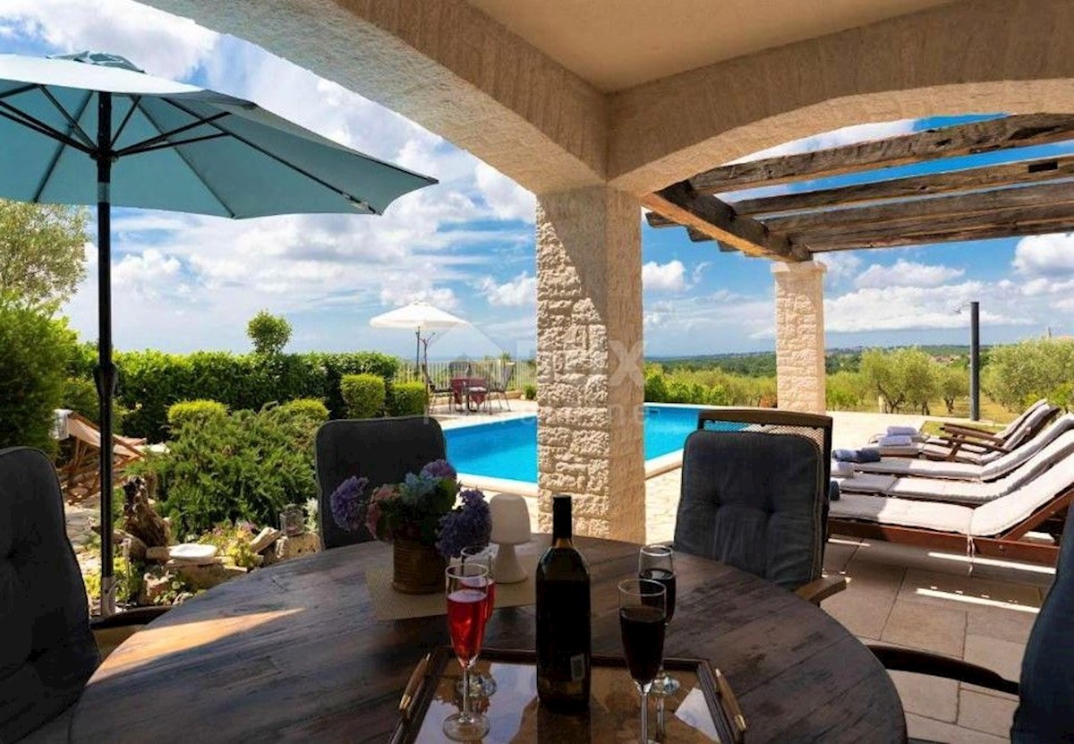 ISTRIA, VIŠNJAN - Una villa con vista panoramica