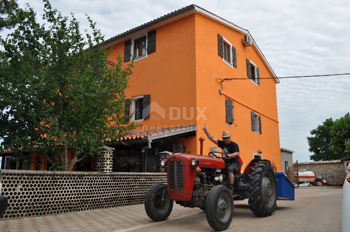 ISTRIA, POREČ - Edificio ricettivo-residenziale con attività consolidata