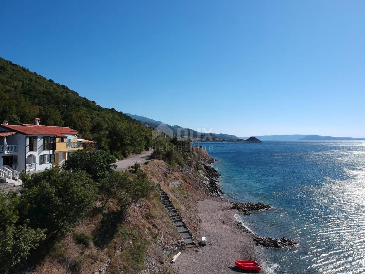 SENJ, SVETI JURAJ - Bellissimo condominio, prima fila dal mare