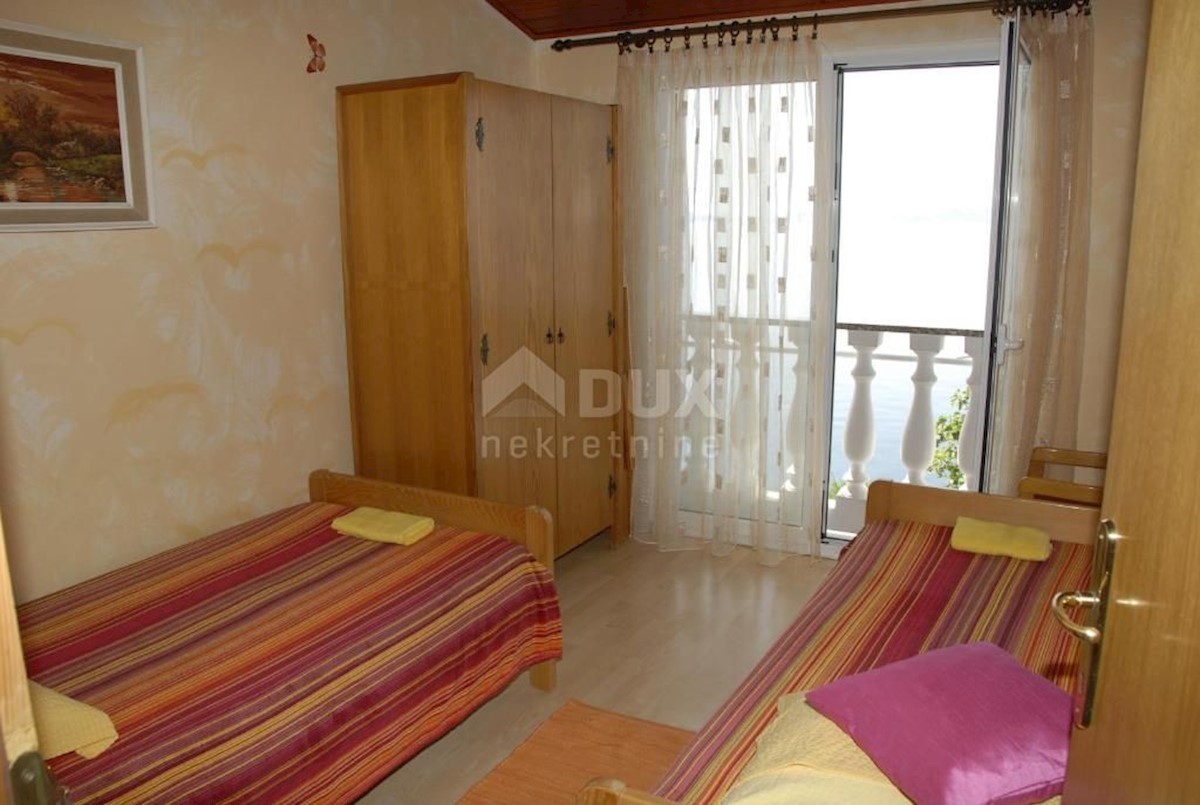 SENJ, SVETI JURAJ - Bellissimo condominio, prima fila dal mare