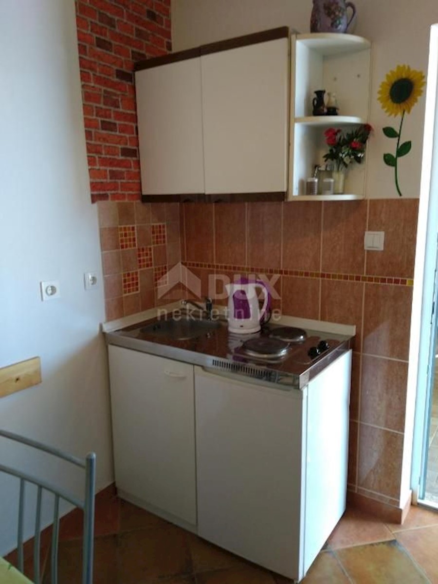 SENJ, SVETI JURAJ - Bellissimo condominio, prima fila dal mare