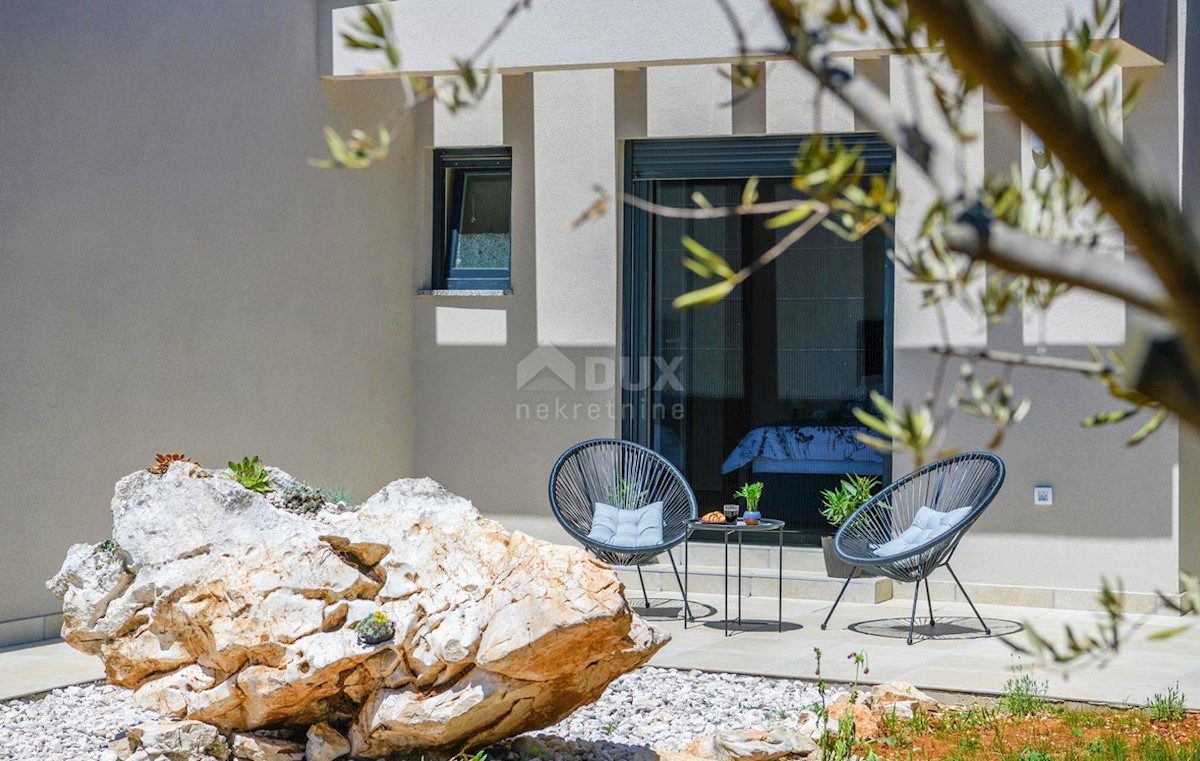 ISTRIA, LABIN - Elegante nuova costruzione con piscina