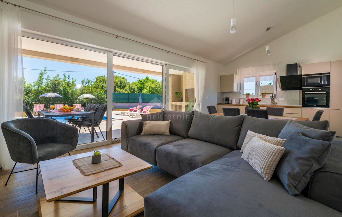 ISTRIA, LABIN - Elegante nuova costruzione con piscina