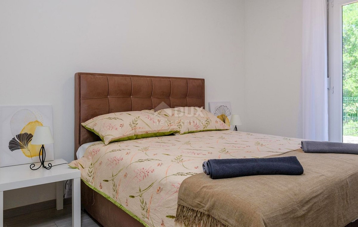 ISTRIA, LABIN - Elegante nuova costruzione con piscina