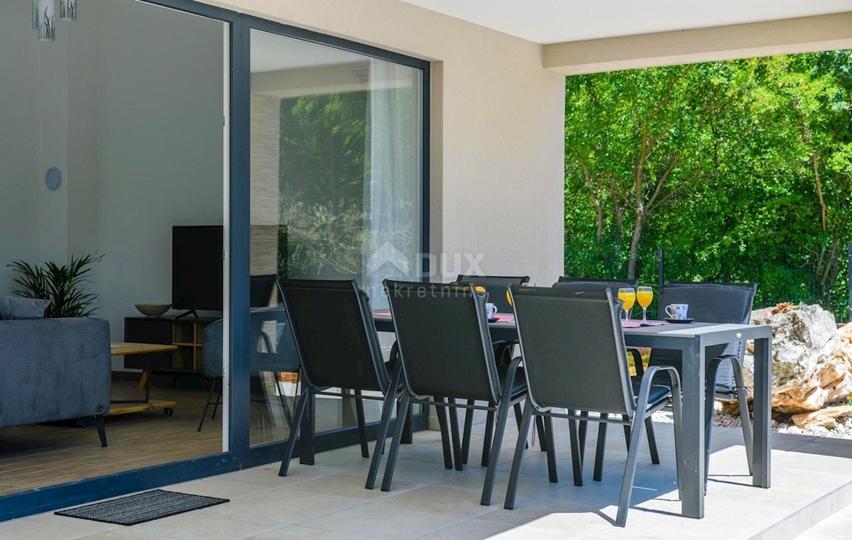 ISTRIA, LABIN - Elegante nuova costruzione con piscina