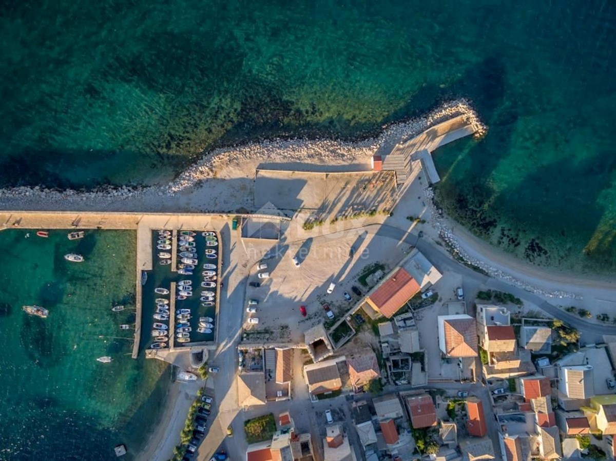 RAŽANAC - una casa bifamiliare vicino al mare