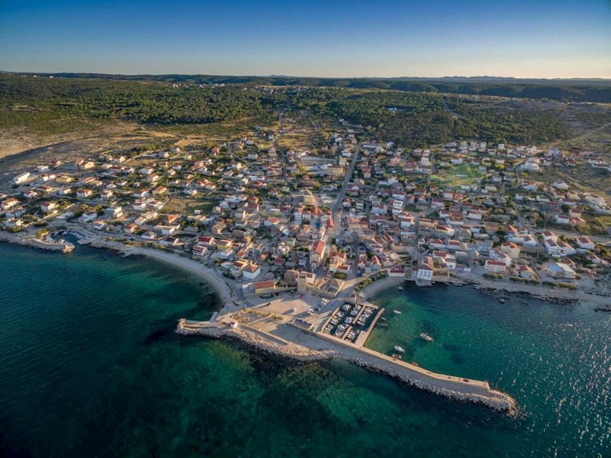 RAŽANAC - una casa bifamiliare vicino al mare