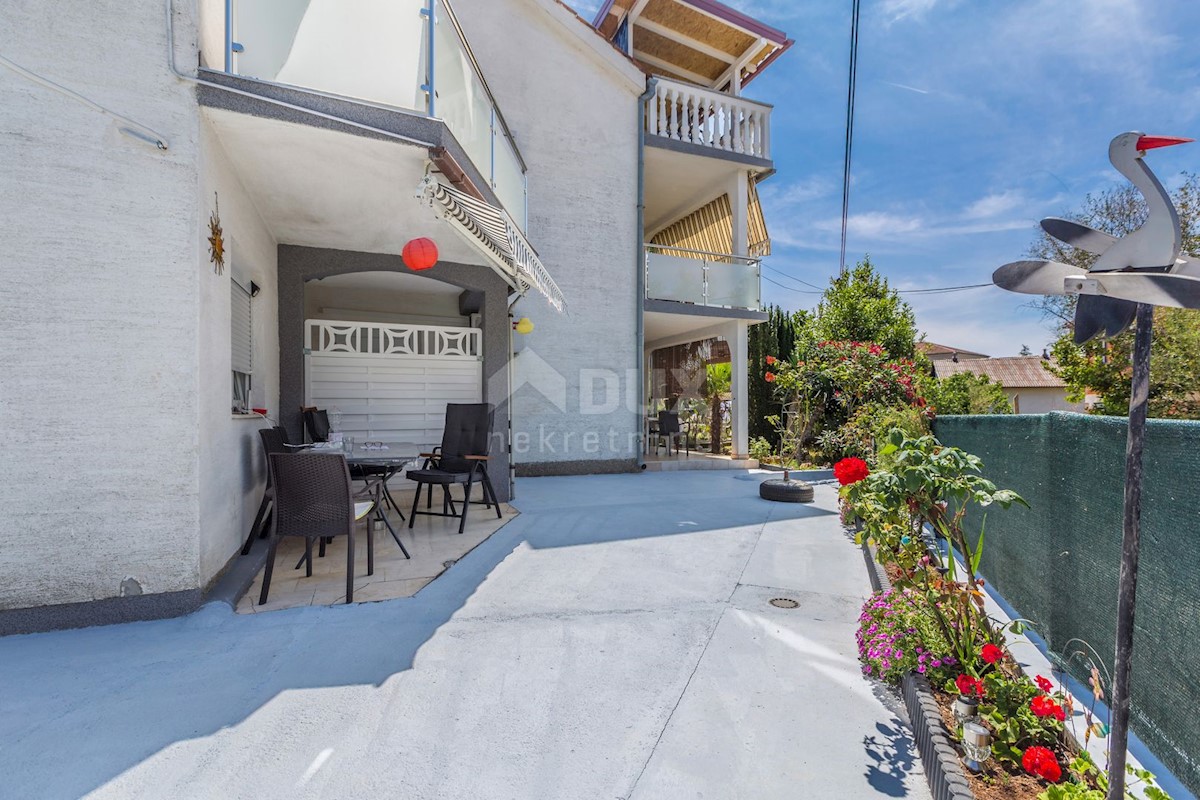 ISOLA DI KRK, MALINSKA - Casa bifamiliare con 4 appartamenti e vista mare