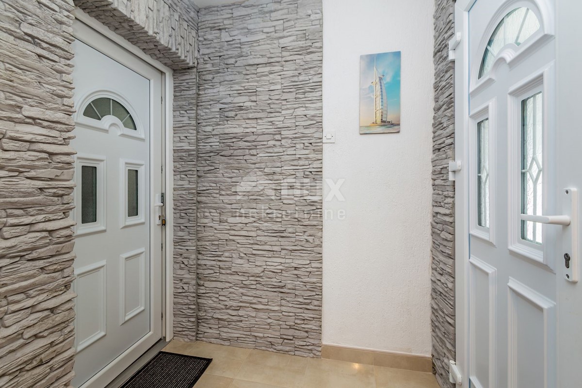 ISOLA DI KRK, MALINSKA - Casa bifamiliare con 4 appartamenti e vista mare