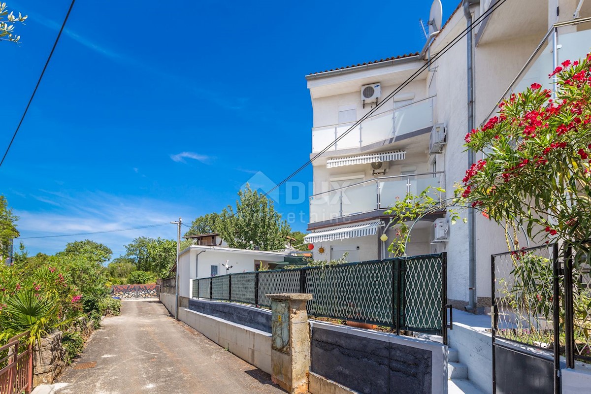 ISOLA DI KRK, MALINSKA - Casa bifamiliare con 4 appartamenti e vista mare