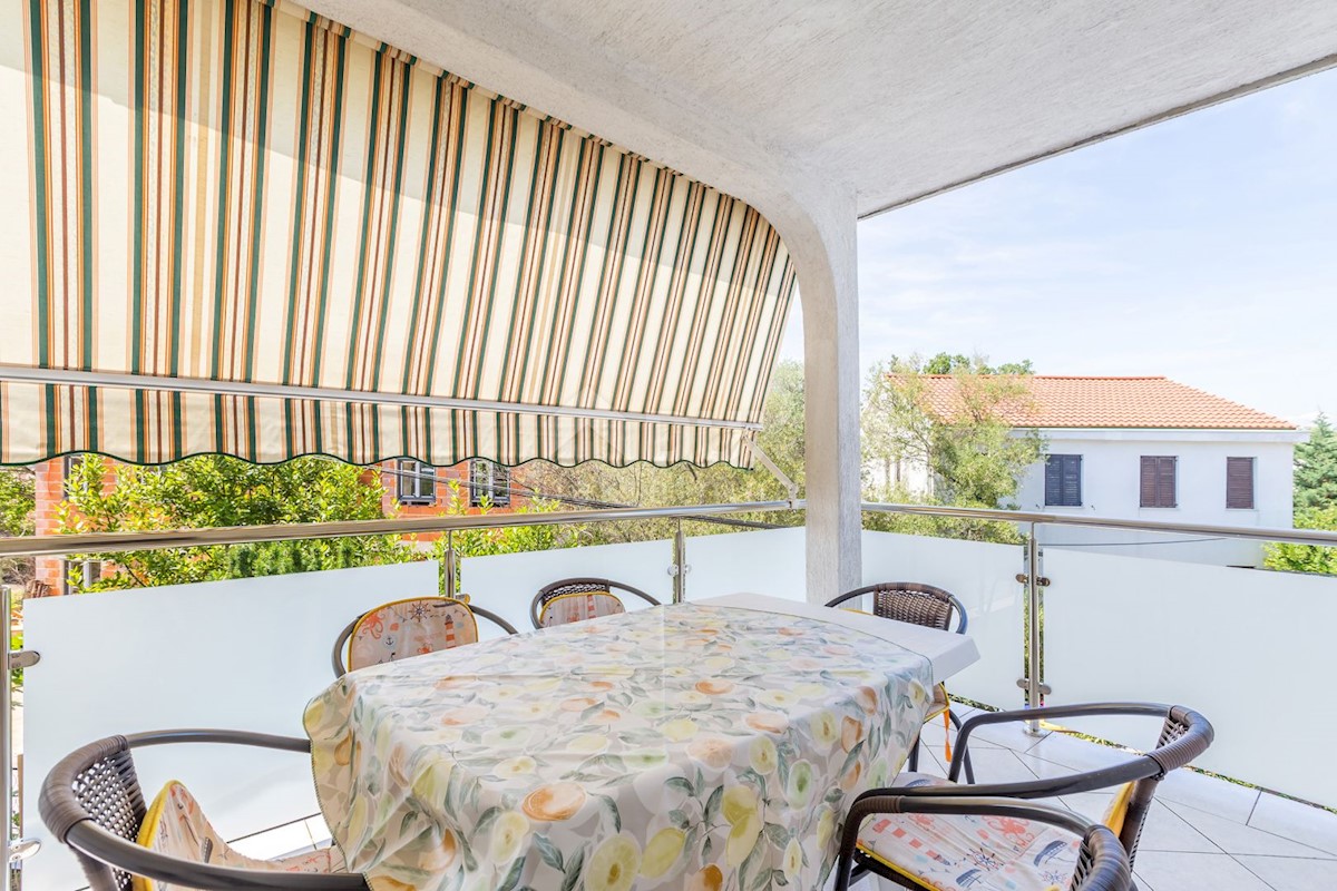 ISOLA DI KRK, MALINSKA - Casa bifamiliare con 4 appartamenti e vista mare
