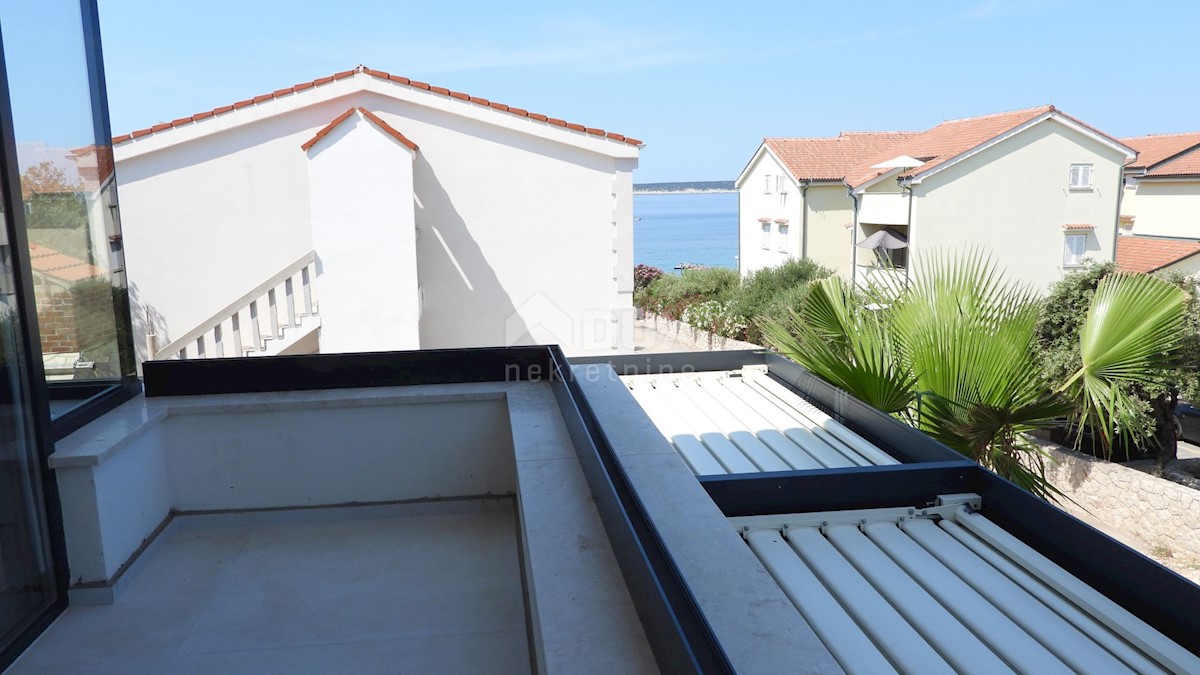 PAG, MANDRE - appartamento su tre piani, 2° FILA AL MARE!!! 190m2 con vista mare e piscina + ambiente