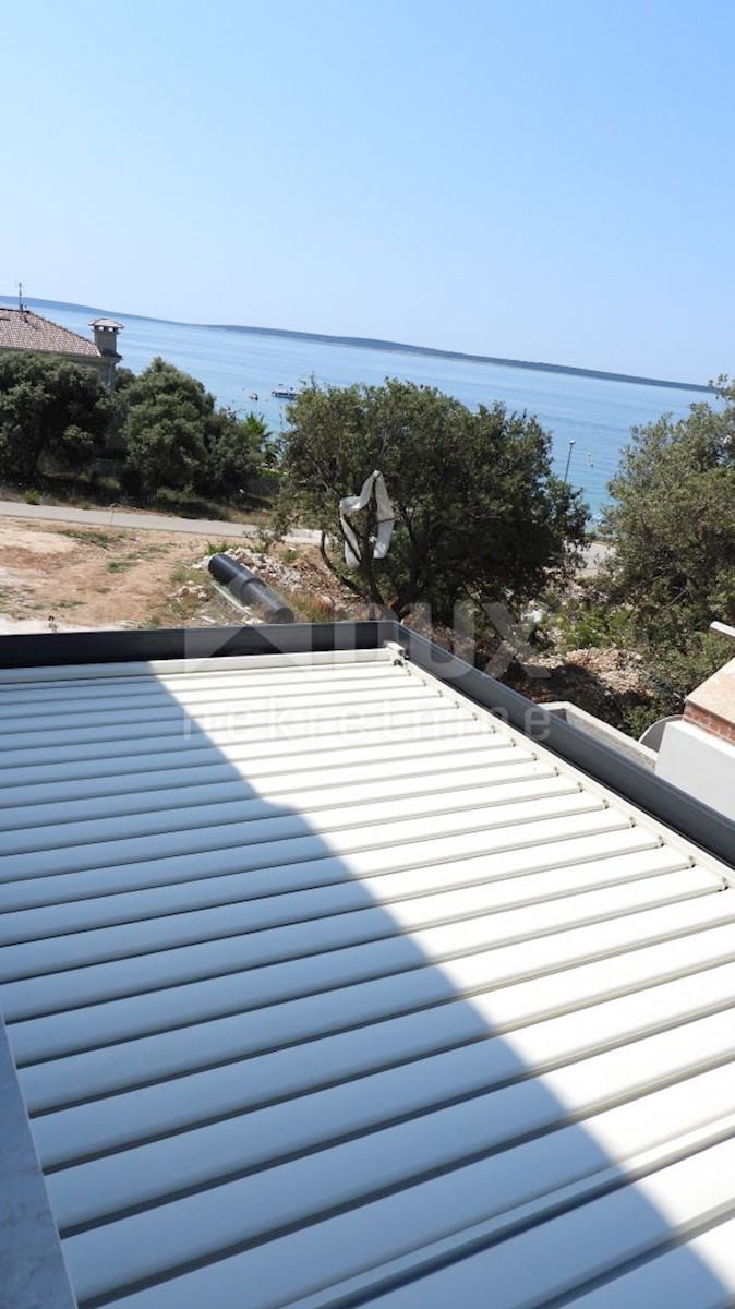 PAG, MANDRE - appartamento su tre piani, 2° FILA AL MARE!!! 190m2 con vista mare e piscina + ambiente