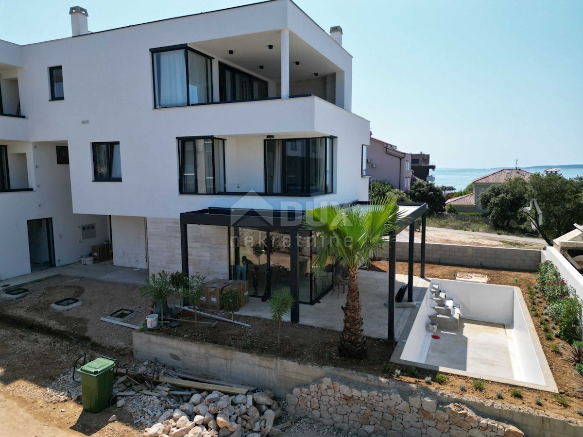 PAG, MANDRE - appartamento su tre piani, 2° FILA AL MARE!!! 190m2 con vista mare e piscina + ambiente