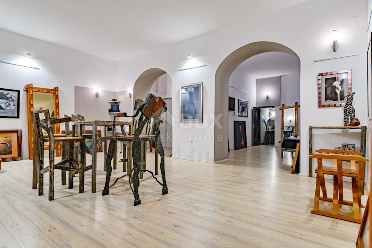 ZADAR, PENISOLA - Un appartamento con una firma artistica nel centro