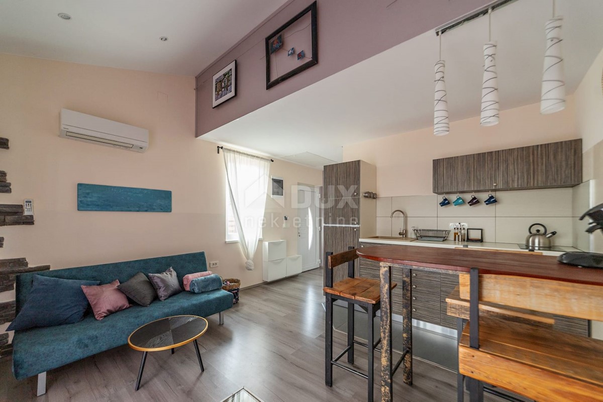 ZADAR, DINTORNI - Casa con vista mare, 3 unità abitative!