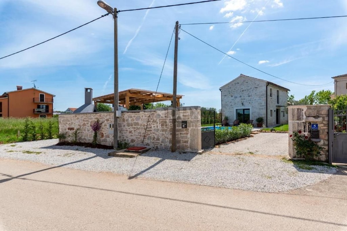 ISTRIA, PARENZO - Bella casa autoctona in una posizione tranquilla