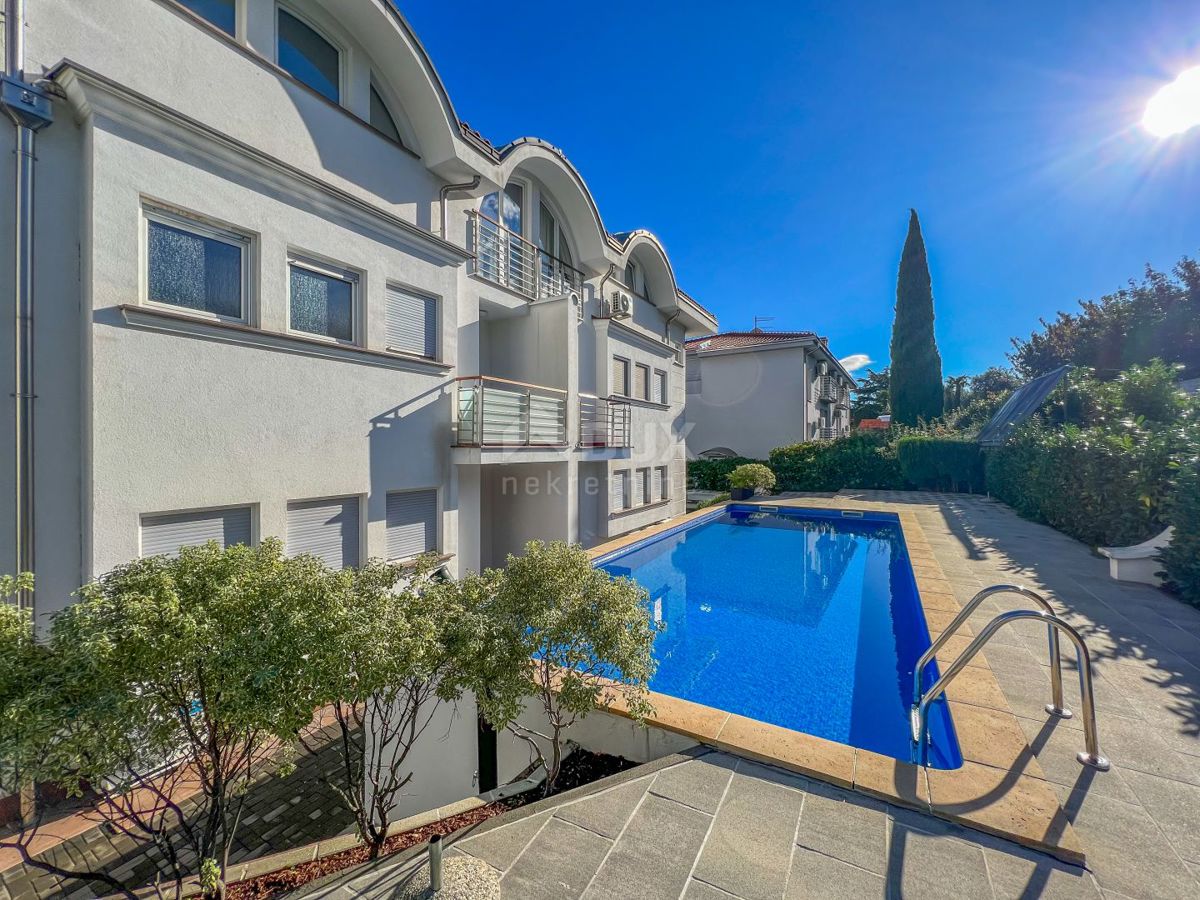 OPATIJA, IČIĆI - splendida casa in un edificio nuovo con piscina vicino alla spiaggia, vista panoramica e garage