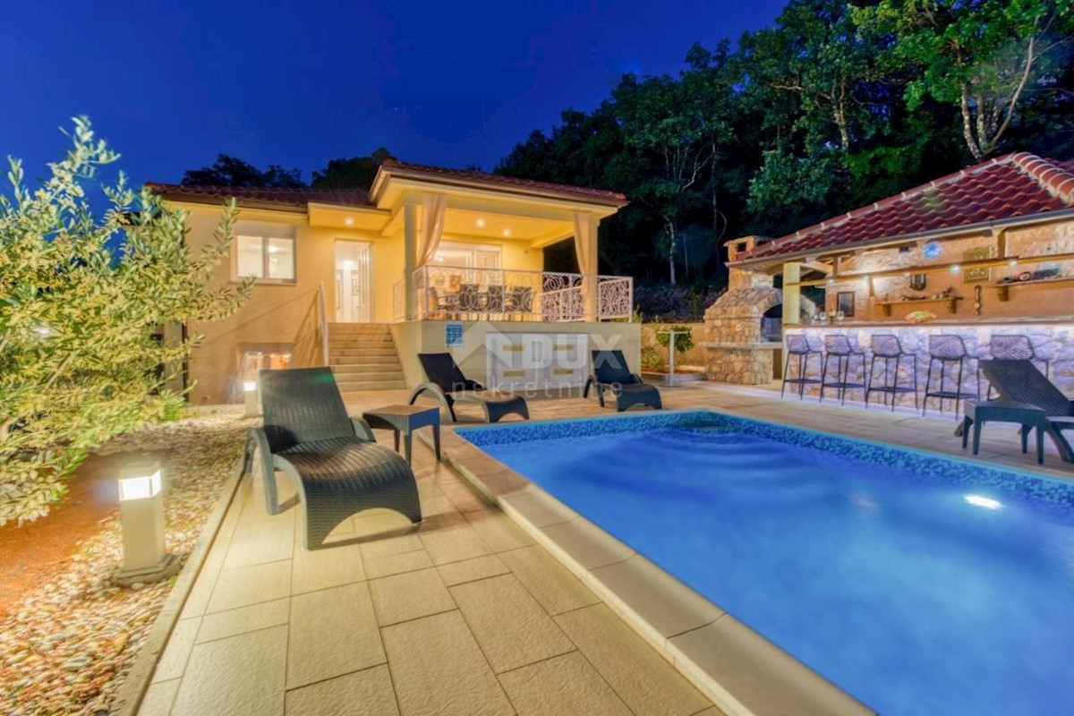 ISOLA DI KRK, OMIŠALJ - Casa con piscina e due appartamenti