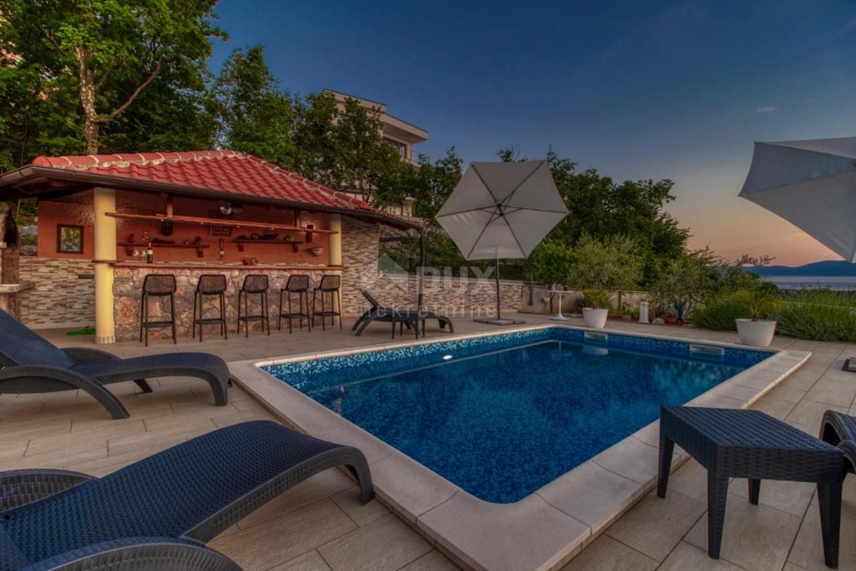 ISOLA DI KRK, OMIŠALJ - Casa con piscina e due appartamenti